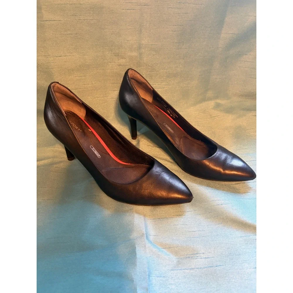 Rockport Total Motion Pump Women 8 Black Leather Corporate Core Pointed Toe Heel